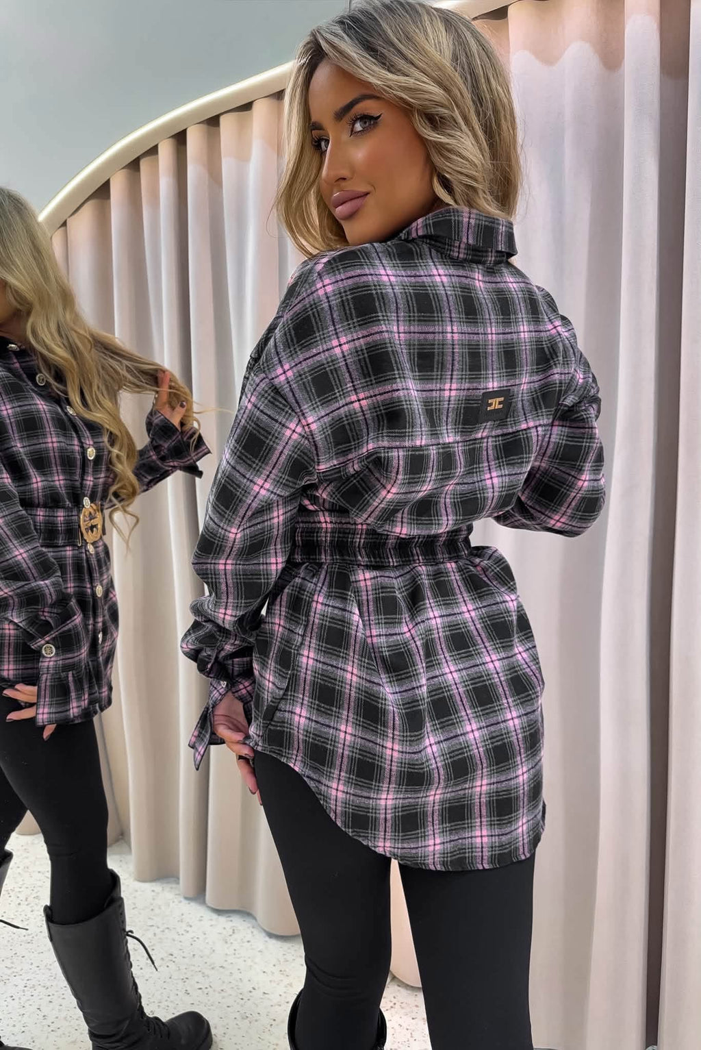 Kariertes Damenhemd mit Gürtel in Schwarz-Grau-Rosa – Einheitsgröße